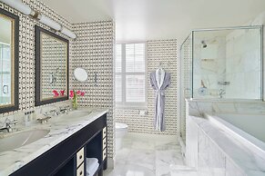 The Alexandrian Old Town Alexandria, Autograph Collection