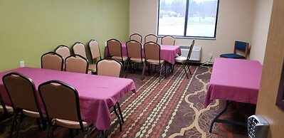 Days Inn & Suites by Wyndham Davenport East