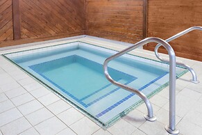 Days Inn & Suites by Wyndham Davenport East