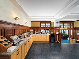 Huntingdon Hotel and Suites