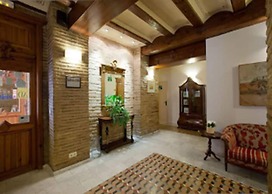 Ad Hoc Monumental Hotel