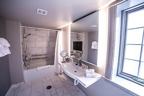 Seven Gables, St. Louis West, a Tribute Portfolio Hotel
