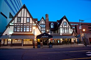 Seven Gables, St. Louis West, a Tribute Portfolio Hotel