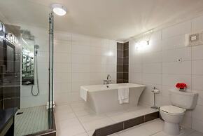 Best Western Plus Village Park Inn