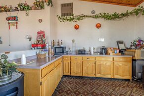 Royal Holiday Motel By Belvilla Gallup I-40