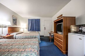 Econo Lodge Inn & Suites near China Lake Naval Station