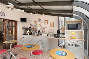 Super 8 by Wyndham Lancaster