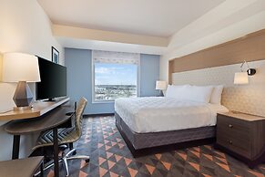 Holiday Inn & Suites Across From Universal Orlando by IHG