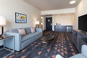 Holiday Inn & Suites Across From Universal Orlando by IHG