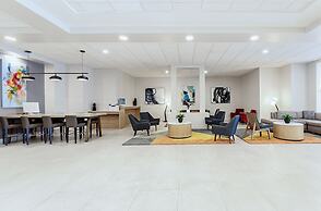 Holiday Inn & Suites Across From Universal Orlando by IHG