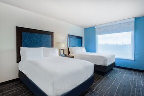 Holiday Inn & Suites Across From Universal Orlando by IHG