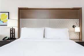 Holiday Inn & Suites Across From Universal Orlando by IHG