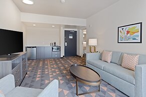 Holiday Inn & Suites Across From Universal Orlando by IHG