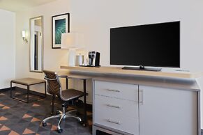 Holiday Inn & Suites Across From Universal Orlando by IHG