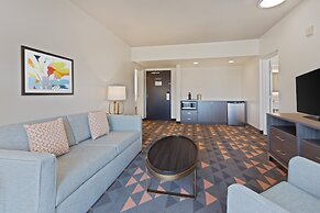 Holiday Inn & Suites Across From Universal Orlando by IHG