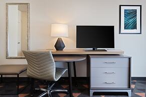 Holiday Inn & Suites Across From Universal Orlando by IHG