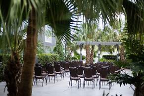 Holiday Inn & Suites Across From Universal Orlando by IHG