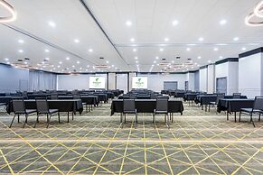 Holiday Inn & Suites Across From Universal Orlando by IHG