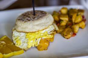 Holiday Inn & Suites Across From Universal Orlando by IHG