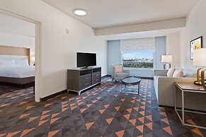 Holiday Inn & Suites Across From Universal Orlando by IHG