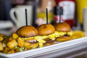 Holiday Inn & Suites Across From Universal Orlando by IHG