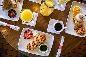 Holiday Inn & Suites Across From Universal Orlando by IHG