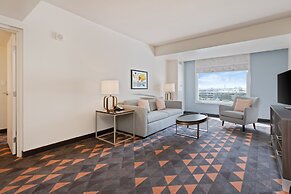 Holiday Inn & Suites Across From Universal Orlando by IHG