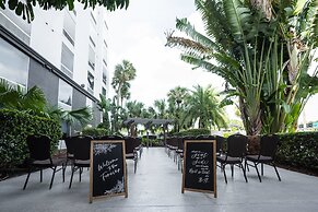 Holiday Inn & Suites Across From Universal Orlando by IHG