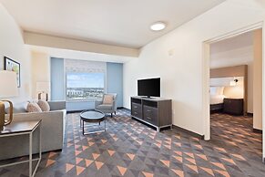 Holiday Inn & Suites Across From Universal Orlando by IHG