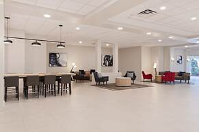 Holiday Inn & Suites Across From Universal Orlando by IHG