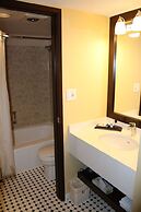 Best Western Plus Emerald Isle Hotel