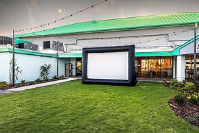 Beachside Hotel & Suites