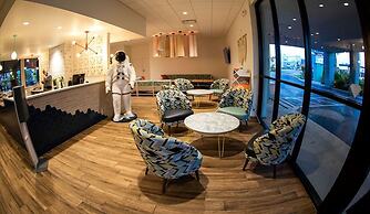 Beachside Hotel & Suites