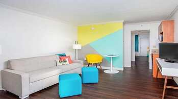 Beachside Hotel & Suites