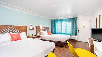 Beachside Hotel & Suites