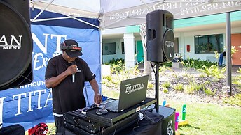 Beachside Hotel & Suites