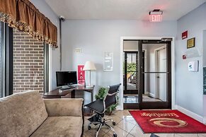 Econo Lodge Inn & Suites