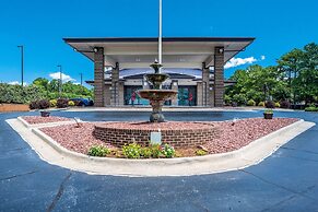 Econo Lodge Inn & Suites