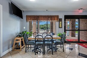 Econo Lodge Inn & Suites