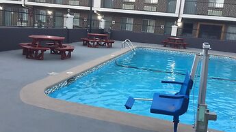 Econo Lodge Inn & Suites