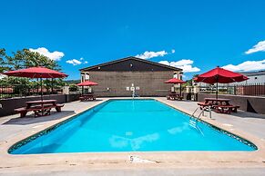 Econo Lodge Inn & Suites