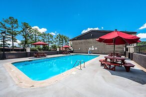 Econo Lodge Inn & Suites