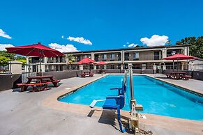Econo Lodge Inn & Suites