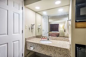 Econo Lodge Inn & Suites