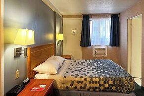 Econo Lodge Motel Village