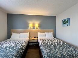 Econo Lodge Motel Village