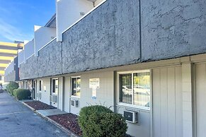 Econo Lodge Motel Village