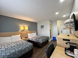 Econo Lodge Motel Village