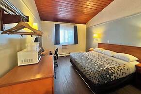 Econo Lodge Motel Village