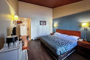 Econo Lodge Motel Village